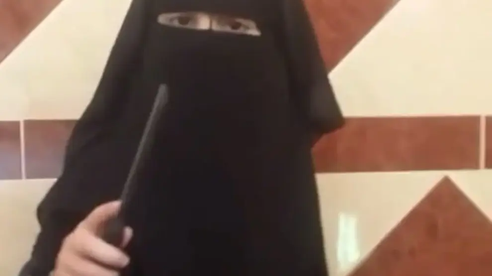 Una niña decapita a su muñeca en otro vídeo de Daesh