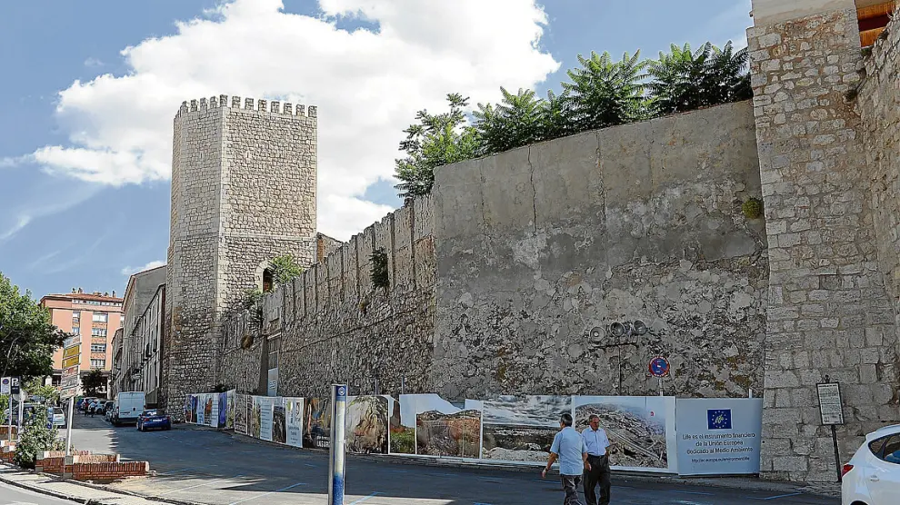 El tramo de muralla a restaurar presenta desconchones y sufre desprendimientos.