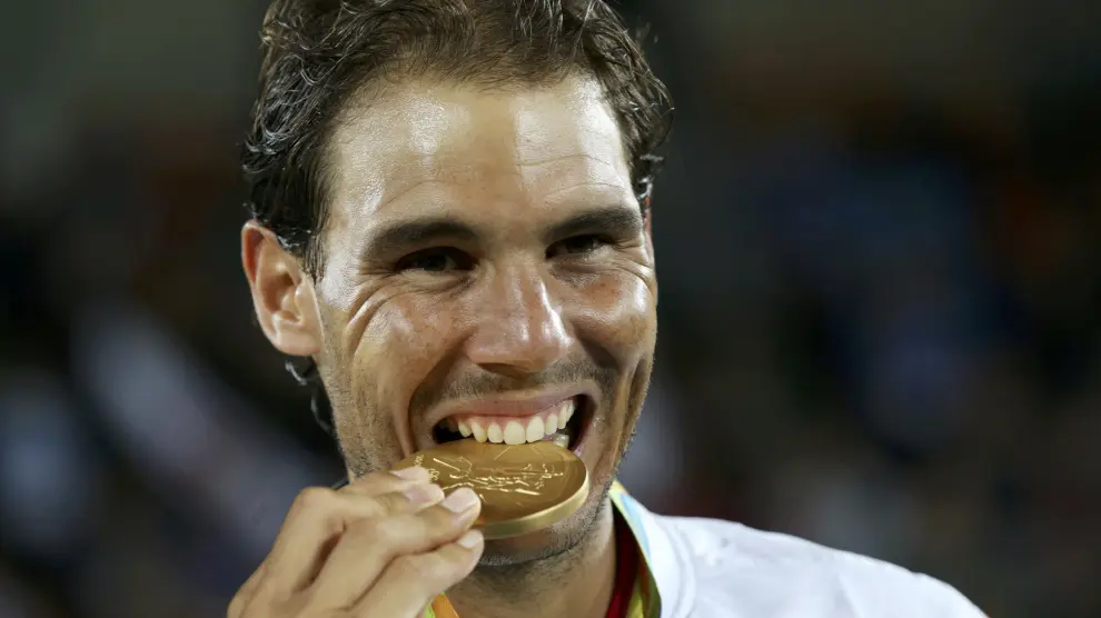 Nadal posa con la medalla de oro obtenida en la categoría de dobles junto a Marc López en Río 2016.