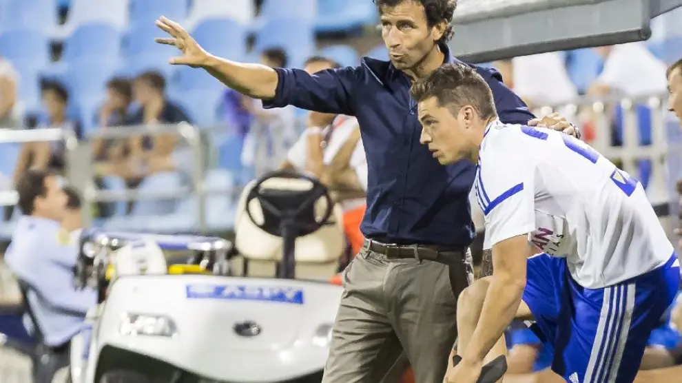 Luis Milla da instrucciones a Jorge Pombo antes de que el canterano salga al campo en sustitución de Lanzarote en el minuto 83 del choque de este sábado ante el Eibar.