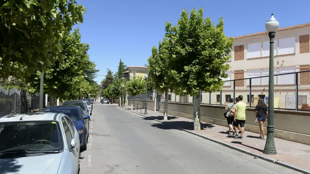 Los aparcamientos de la calle José Torán a la izquierda desaparecerán con el carril bici. jorge escuder