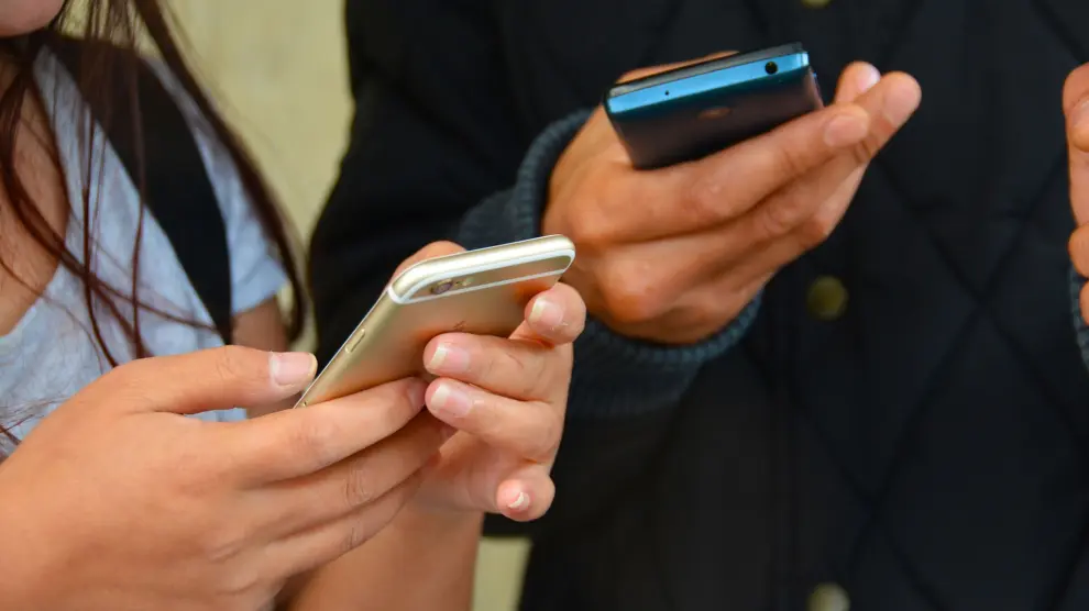Los aragoneses hablan por el móvil una media de 75 minutos al mes