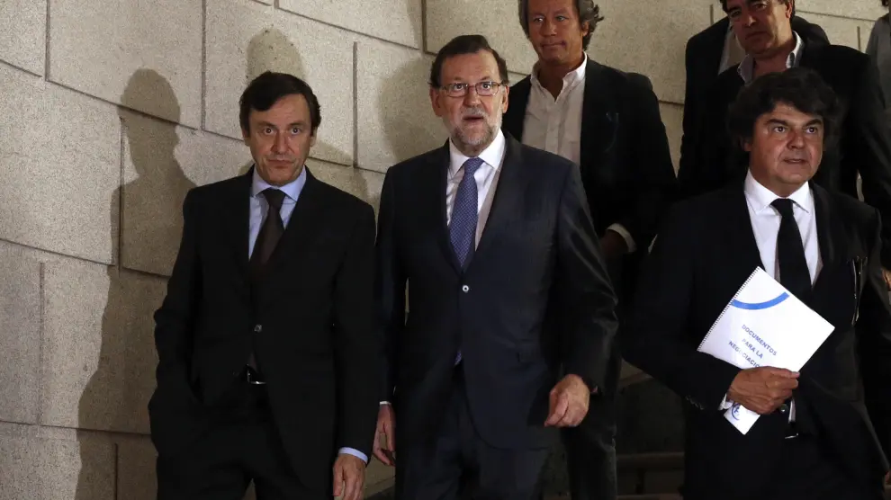 El presidente del Gobierno en funciones, Mariano Rajoy, junto a su equipo de partido