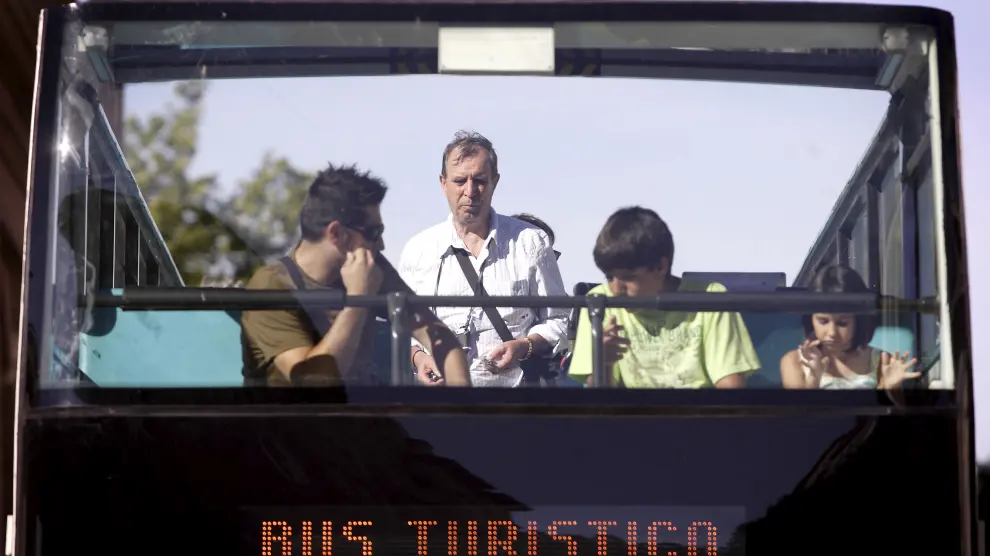 Imagen de archivo del bus turístico de Zaragoza.