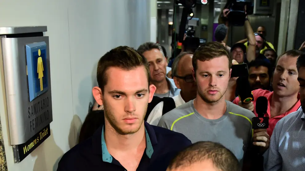 Gunnar Bentz y Jack Conger en el aeropuerto de Río de Janeiro tras ser retenidos por la policía.