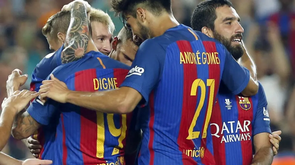 Los jugadores del Barça celebran uno de los tres goles de su equipo.