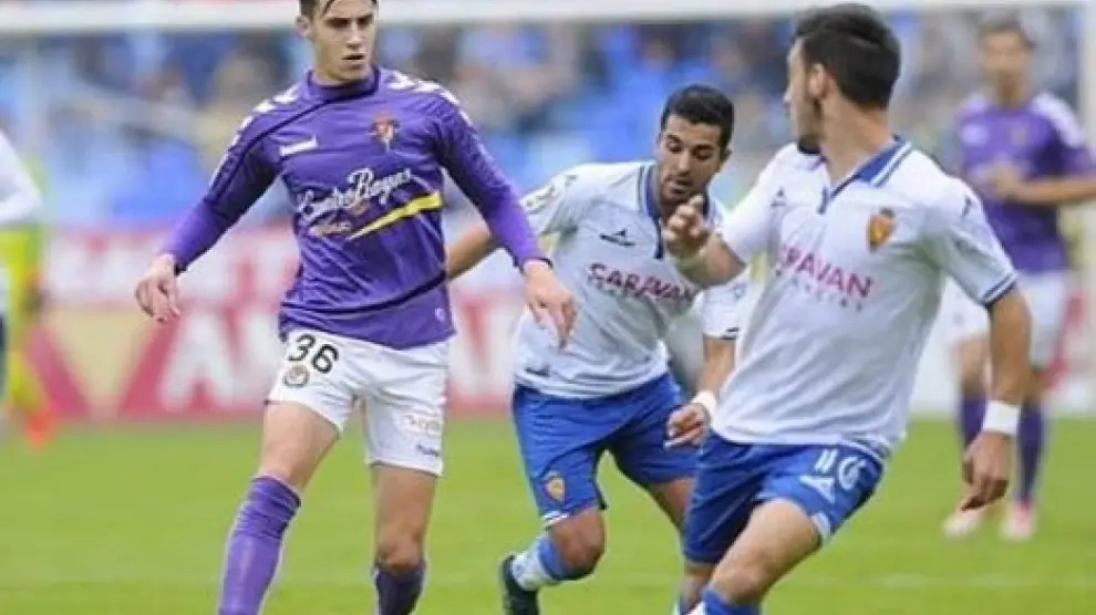 Hermoso, con el 36 del Valladolid, en el partido que disputó el año pasado en La Romareda, en pugna con Isaac y Ángel.