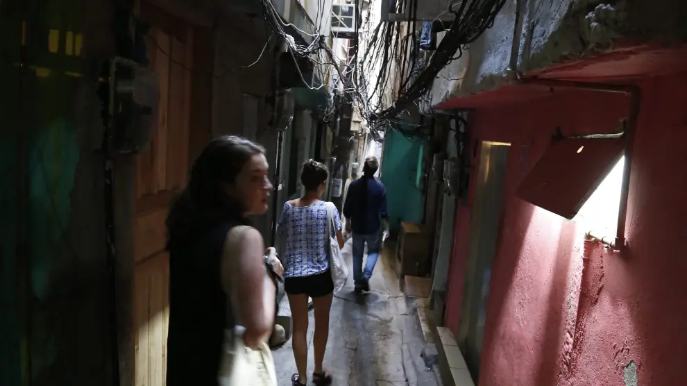 Personas caminan por las estrechas calles de las favelas