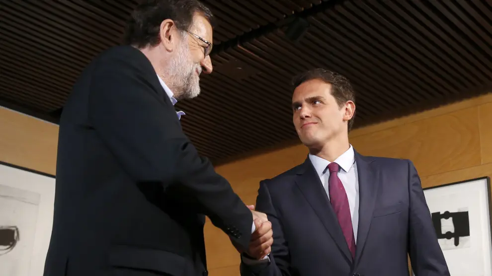 Rajoy y Rivera se saludan antes de comenzar la reunión.