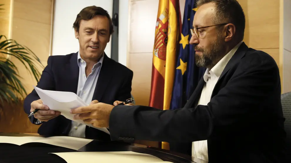 Los portavoces parlamentarios del PP, Radael Hermando (i) y de Ciudadanos, Juan Carlos Girauta (d), durante la firma en el Congreso del pacto anticorrupción.