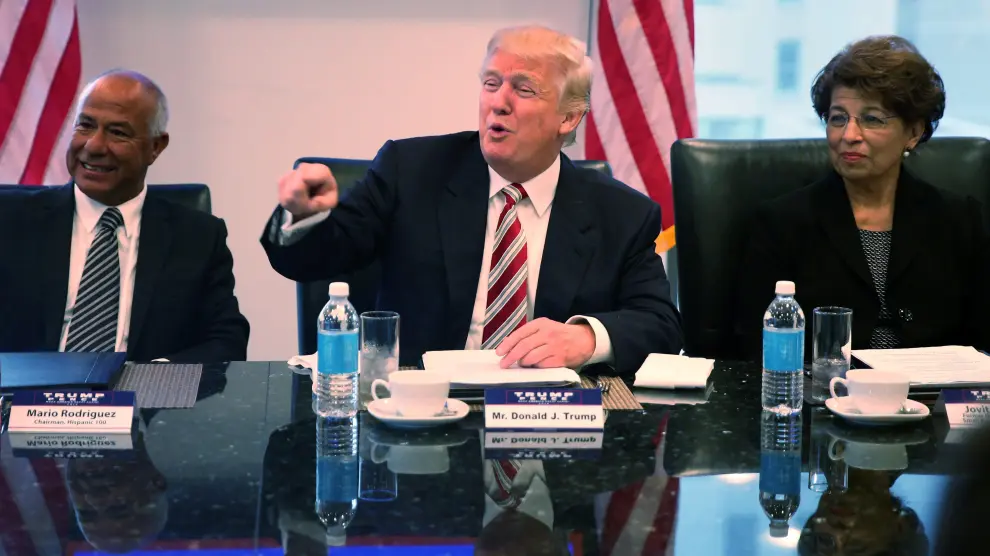 Trump con reunido con su grupo de asesores hispanos.
