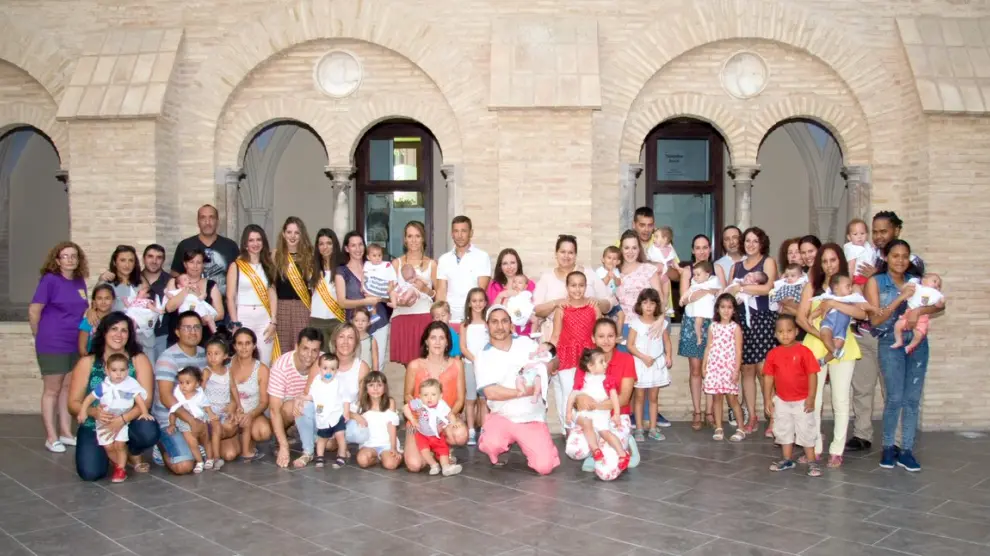 Primera entrega de "pañuelicos" en las fiestas de Pina de Ebro a los niños y niñas nacidos entre 2015 y 2016