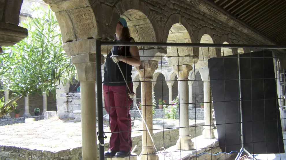 Una restauradora realiza trabajos de recuperación en el claustro de la antigua catedral de Roda.