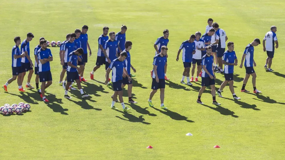 Los jugadores del Real Zaragoza, al inicio del último entrenamiento de la semana, en la mañana de este domingo en La Romareda.