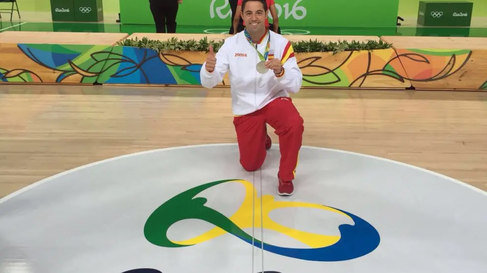Víctor Lapeña posa con la medalla de plata ganada por España en el pabellón Carioca 1.