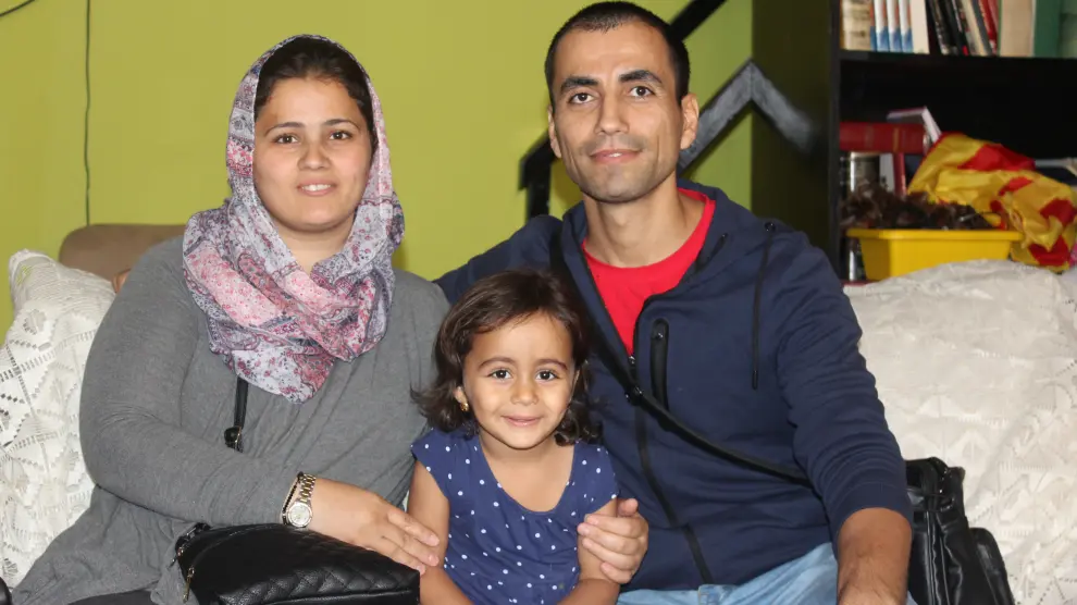 Faten Fareed y Nafea Othman con una de sus cuatro hijos (Aya de 3 años) en Casa Palestina