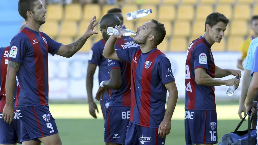 Borja Lázaro, Ferreiro y Soriano beben agua durante el encuentro. Los tres debutaron el sábado.