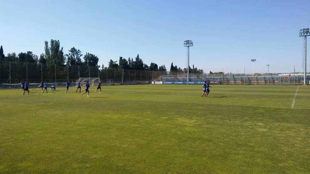 Los jugadores del Real Zaragoza, durante el entrenamiento de este martes