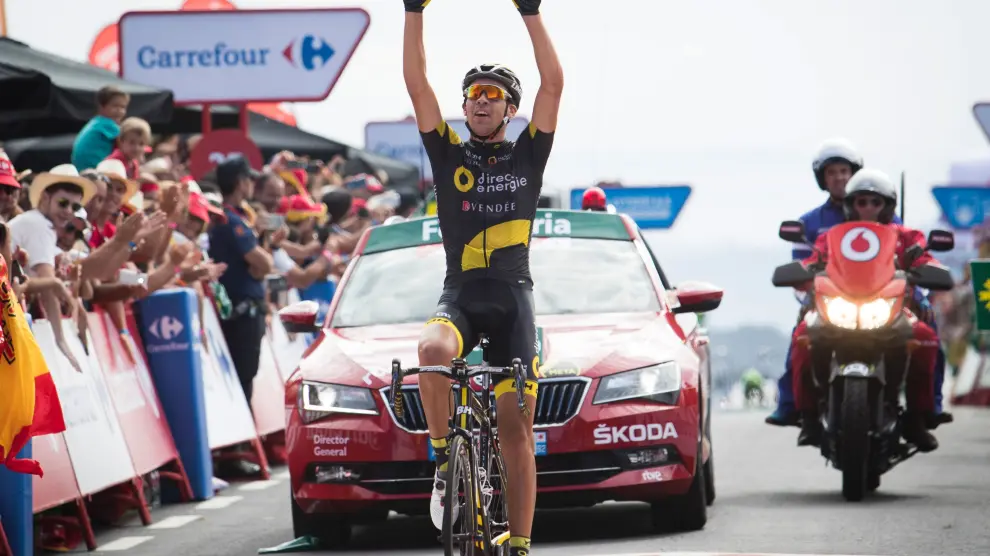 Calmejane celebra su victoria tras ganar en la jornada de la Vuelta Ciclista