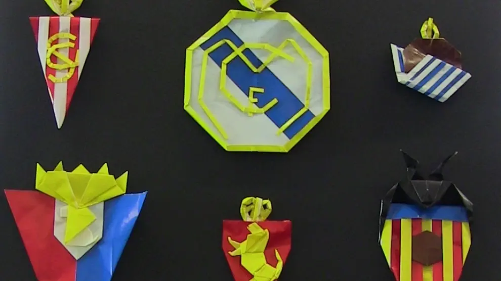 Los escudos de Primera y Segunda, de papel