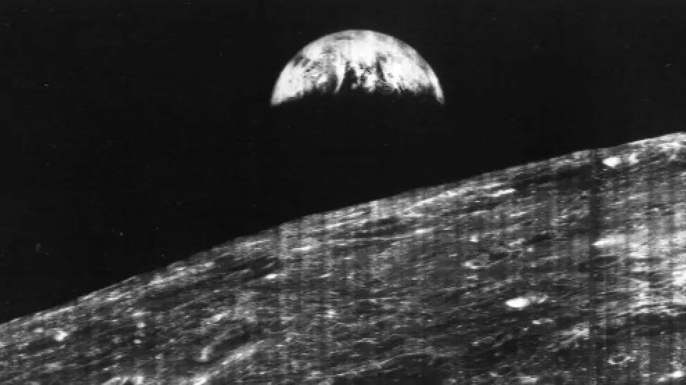 Primera fotografía de la Tierra realizada desde la Luna por la nave Lunar Orbiter 1.