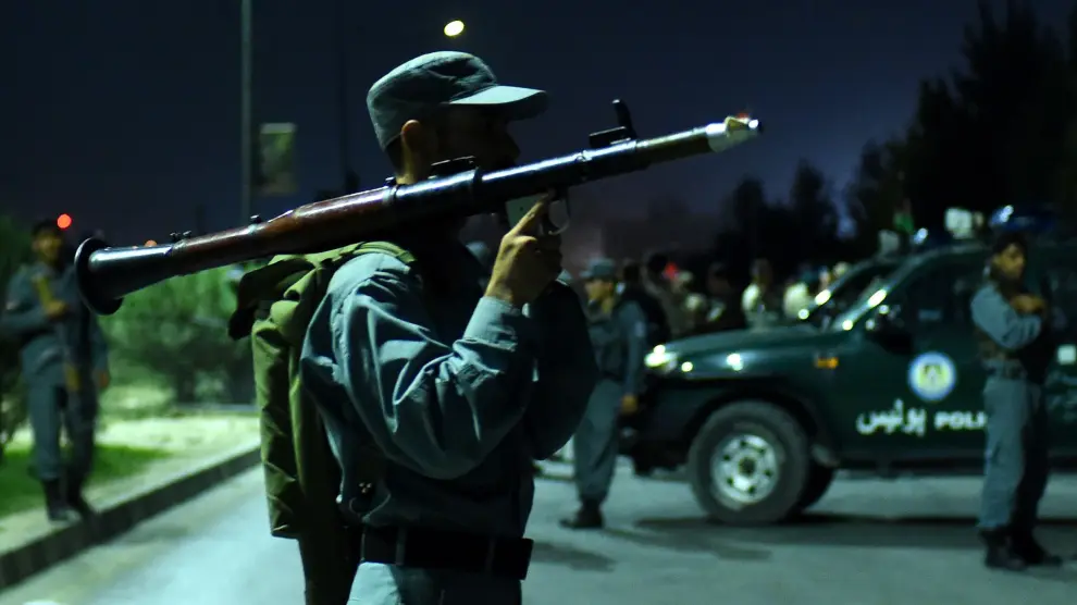 Un agente de seguridad afgano junto a la universidad atacada