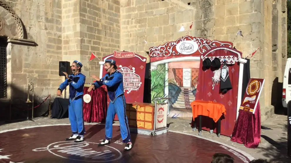 Los escenarios del festival se situaron en el entorno de la iglesia de Santa Cruz de la Serós.