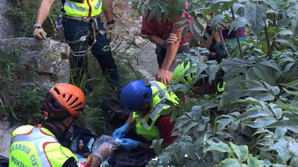 Fallece una montañera tras una caída de 15 metros en la cresta del Alba