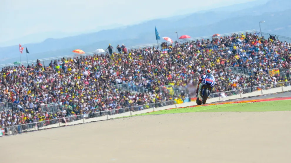 Jorge Lorenzo entra victorioso en la pasada edición del Gran Premio Movistar de Aragón.