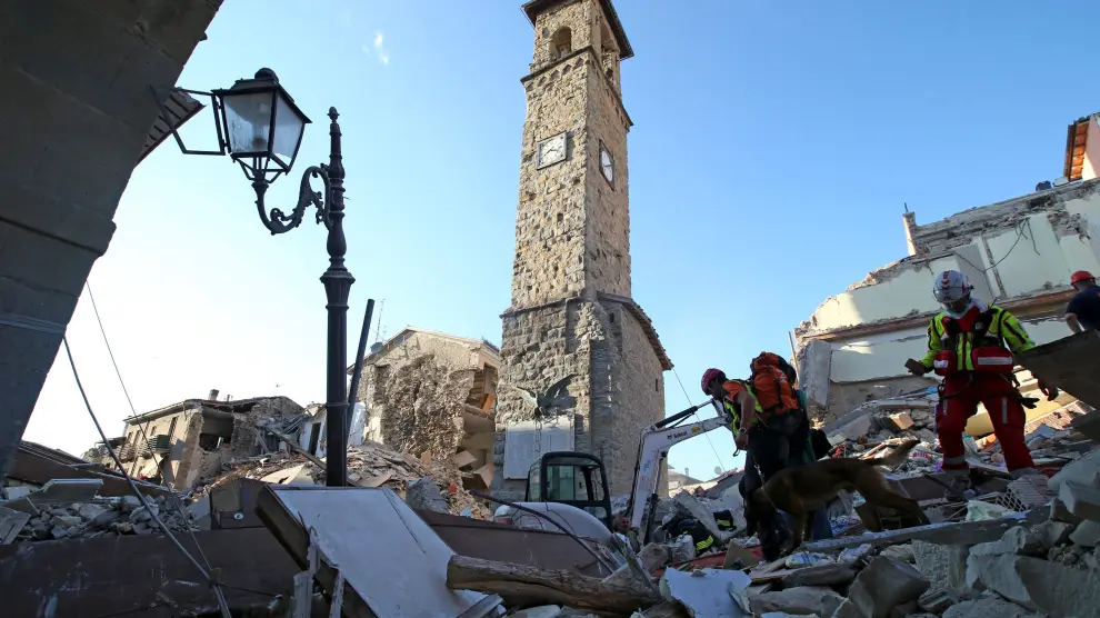 Equipos de rescate trabajando entre los escombros de un edificio en Amatrice.