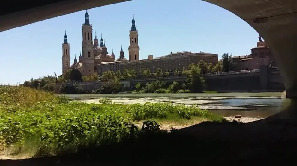 Suciedad en la ribera del Ebro