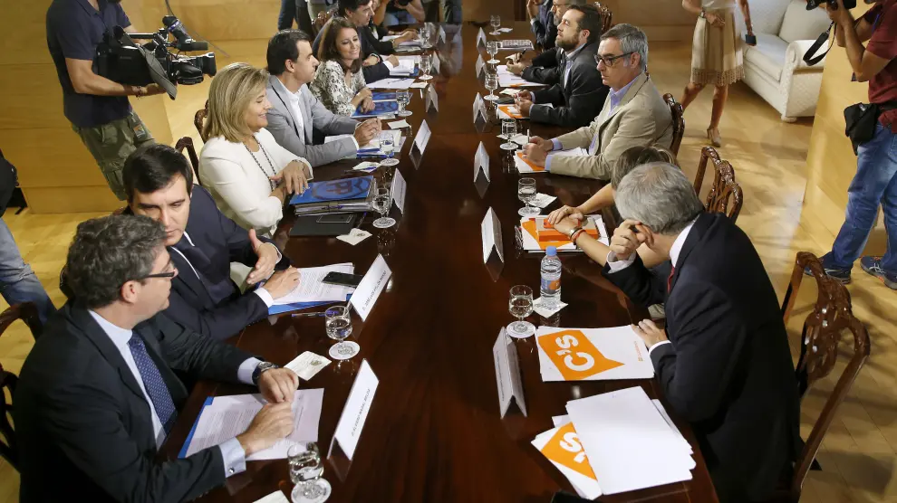 Mesa de negociación de PP y Ciudadanos.