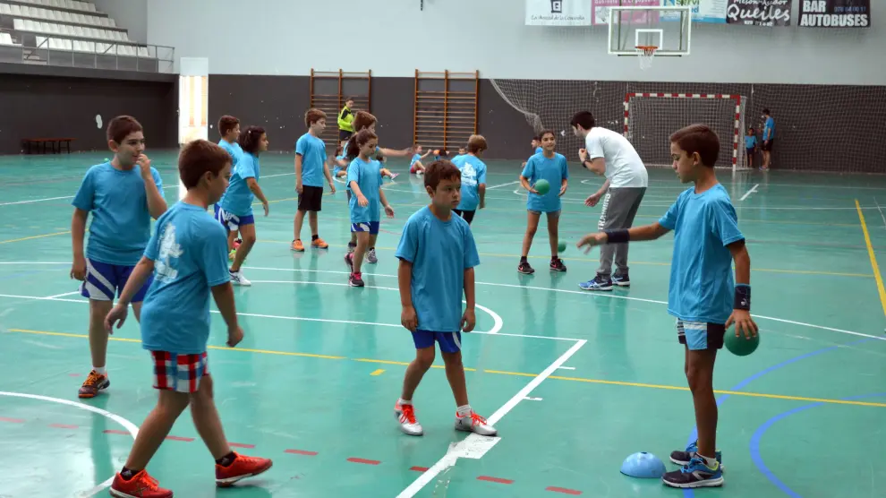 Varios niños durante uno de los entrenamientos en el polideportivo de Tarazona