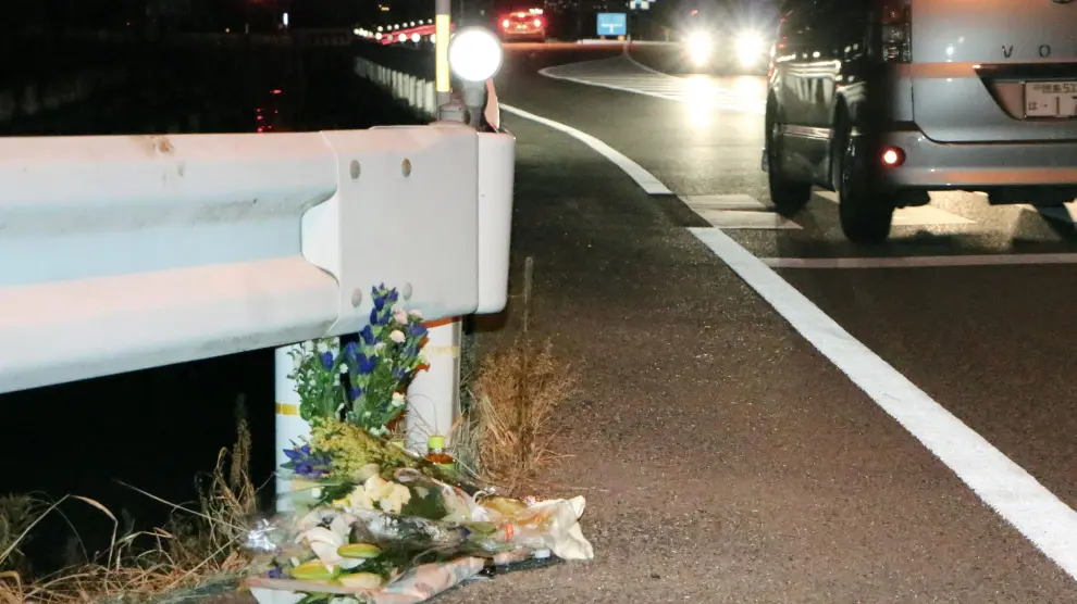 Flores en homenaje a la mujer fallecida en Japón tras ser arrollada por un conductor que jugaba a Pokémon Go.