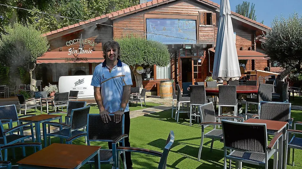 David Burillo es uno de los propietarios de La Junquera que ha invertido en una pantalla de led para la terraza 'lounge'.