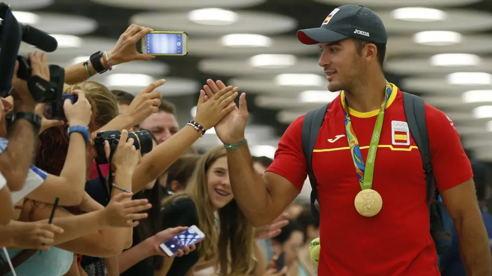El olímpico Cristian Toro es recibido por sus aficionados en Madrid tras llegar de Río