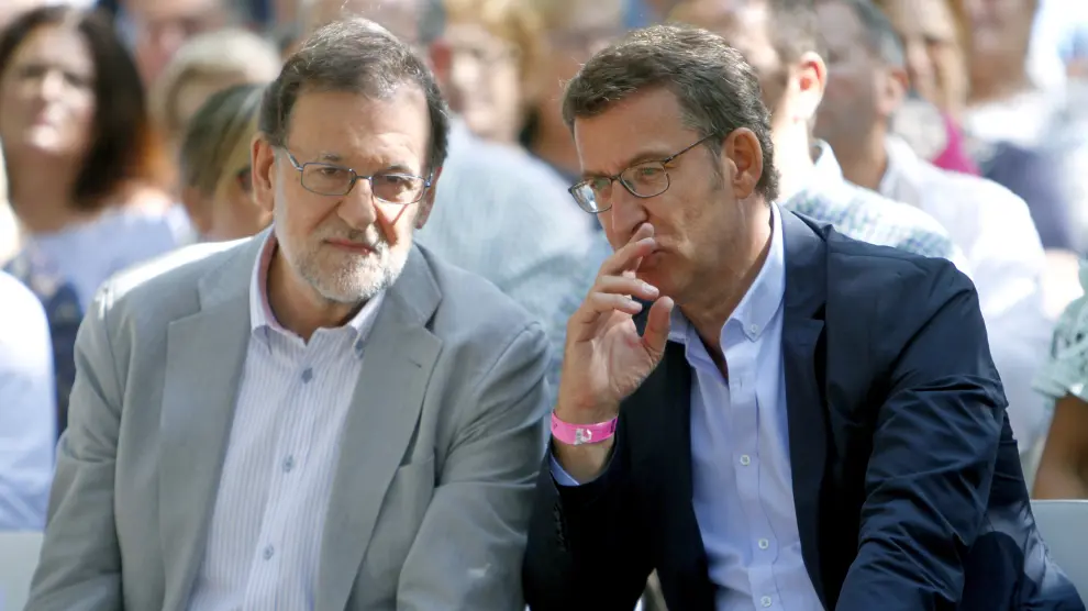 El presidente del PP y del gobierno en funciones, Mariano Rajoy, junto a Alberto Núñez Feijoo en Cotobade (Pontevedra).