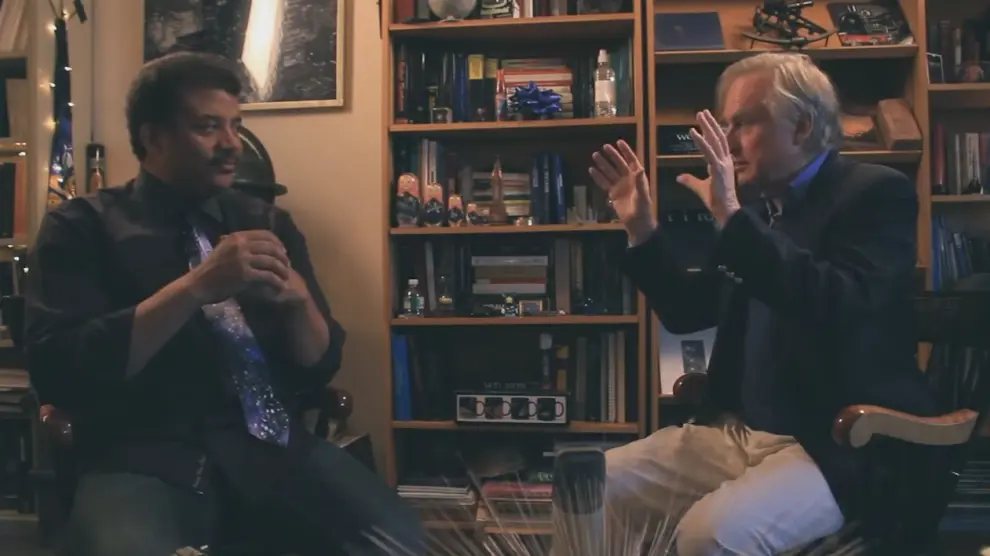 El astrónomo Neil deGrasse Tyson y el etólogo Richard Dawkins conversan en el planetario Hayden de Nueva York.