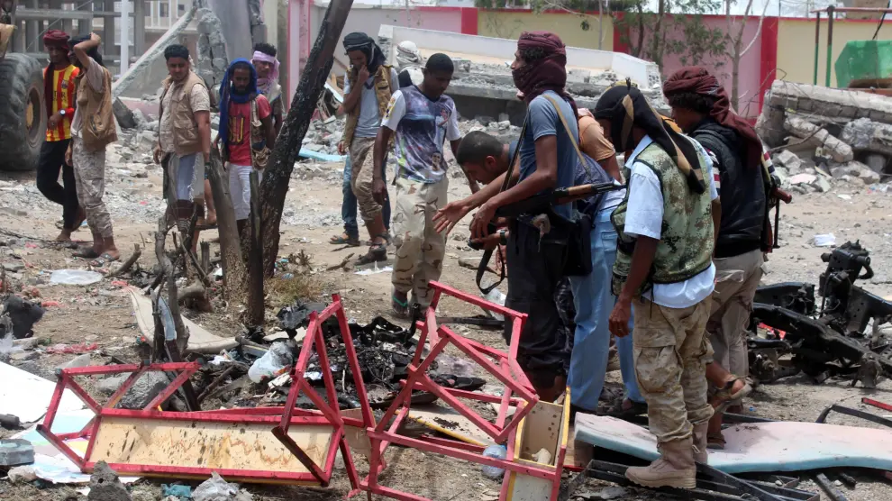 Yemeníes inspeccionan el lugar del atentado