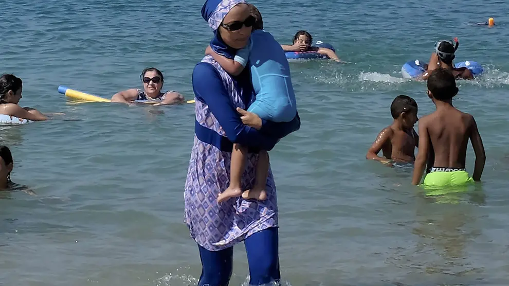 Una mujer se baña con burkini en una playa de Marsella