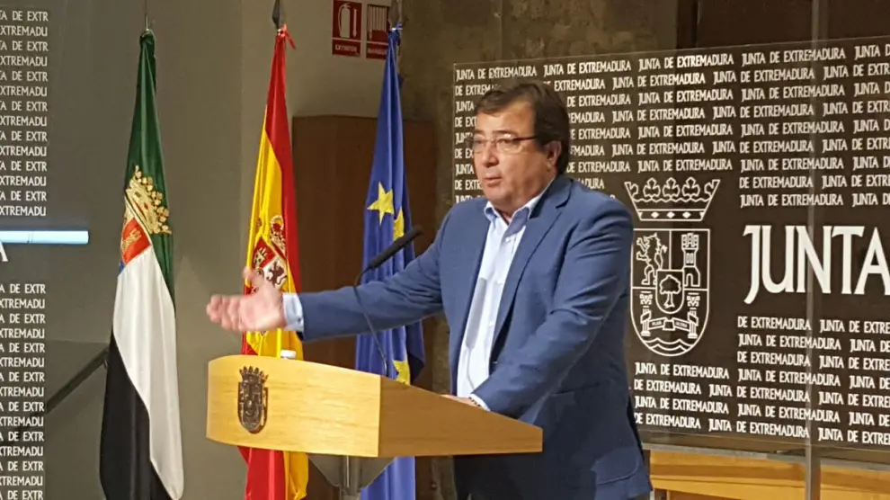 El líder de los socialistas extremeños y presidente de la Junta, Guillermo Fernández Vara, en rueda de prensa.