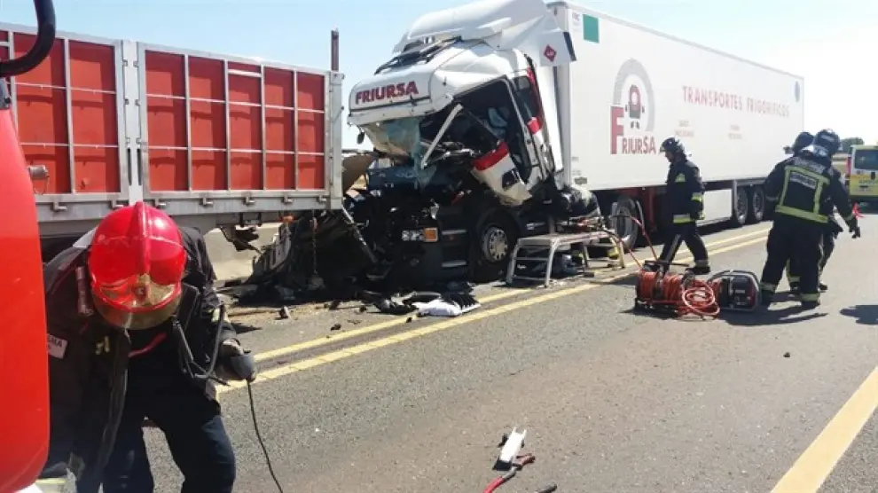 Accidente por el alcance entre dos camiones en la N-232 a la altura de Boquiñeni.
