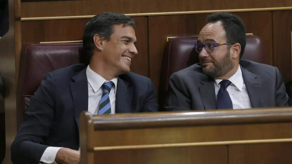 Sánchez y Hernando durante la comparecencia de Rajoy en el debate de investidura.