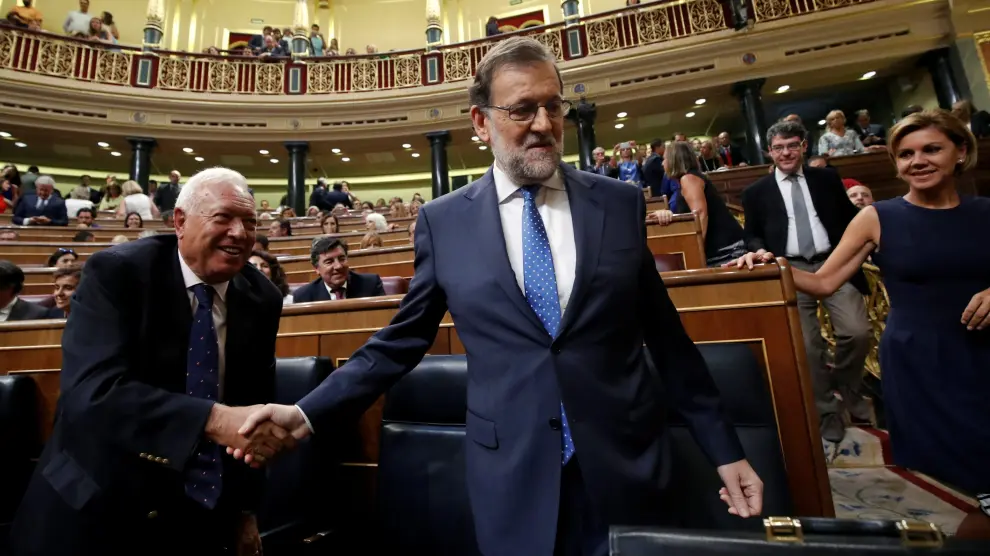 Margallo le da la mano a Rajoy durante la sesión de investidura