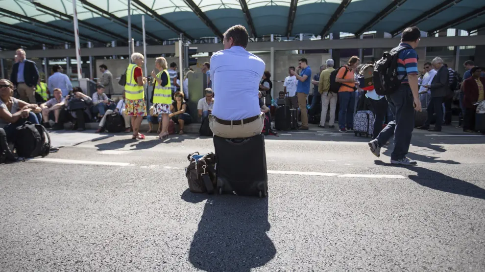 La Policía evacúa el aeropuerto de Fráncfort por un brecha de seguridad. En la imagen, una evacuación en el mismo aeropuerto.