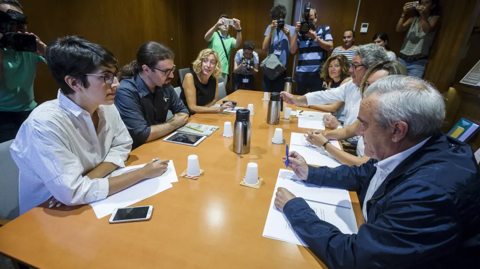 Representantes del PSOE, Podemos, CHA e IU se reúnen para llegar a acuerdos sobre las Cortes