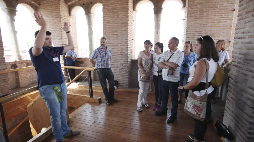 Los turistas escuchaban ayer al guía de la torre de San Pedro, incluida en la visita al Mausoleo.