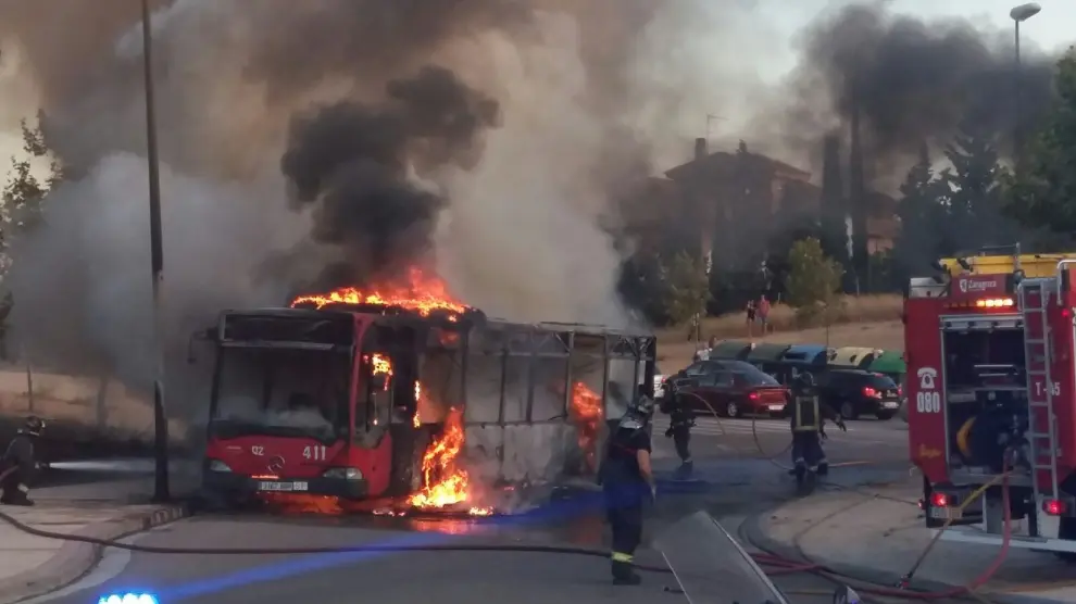 Arde un autobús urbano en el barrio Montecanal.