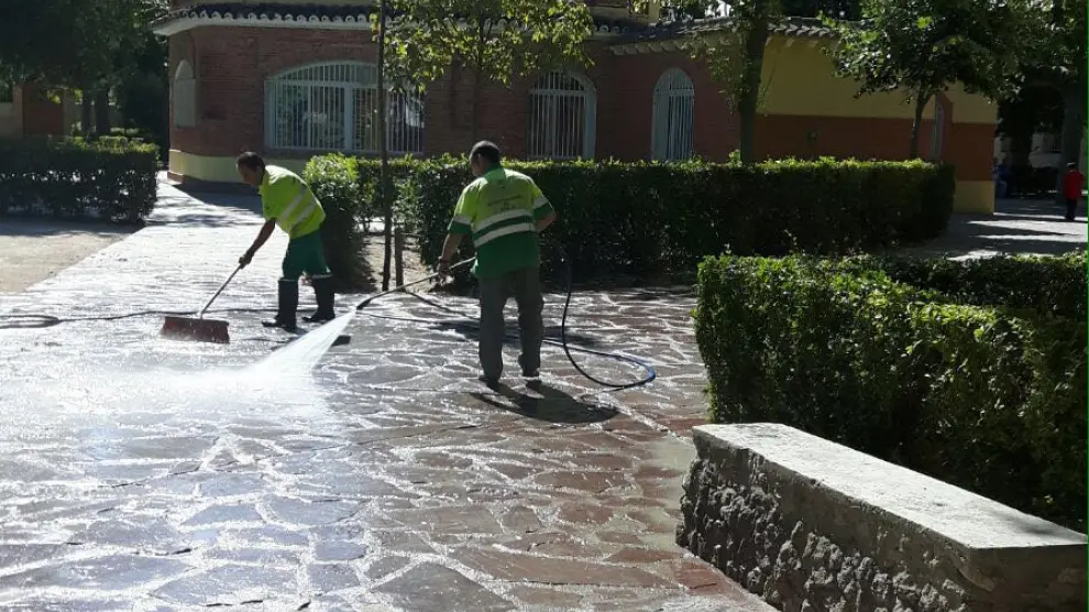 Trabajos de limpieza con agua a presión en el parque de San Francisco de Borja.