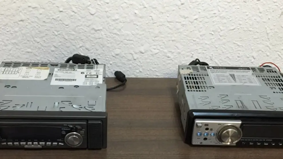 Dos radios robadas por el detenido en vehículos de Monzón.